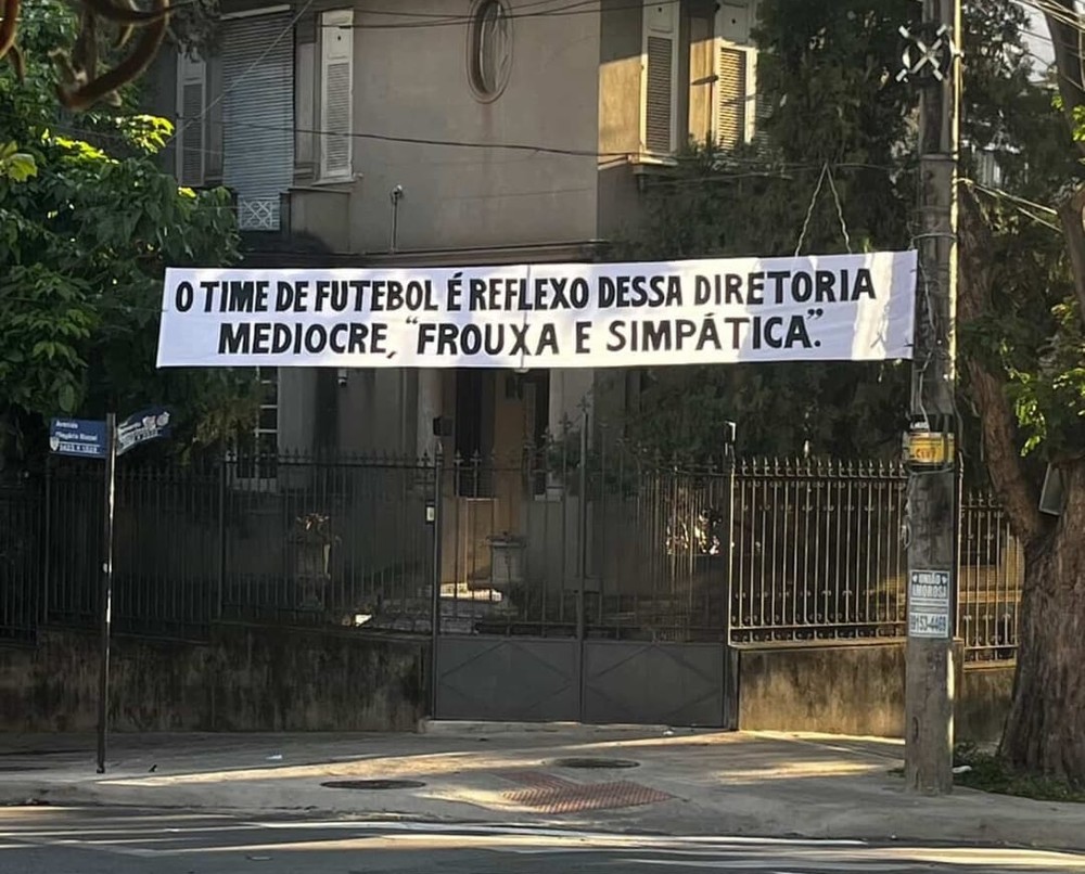 Sede do Atlético-MG amanhece com faixas de protesto após nova sequência de resultados ruins