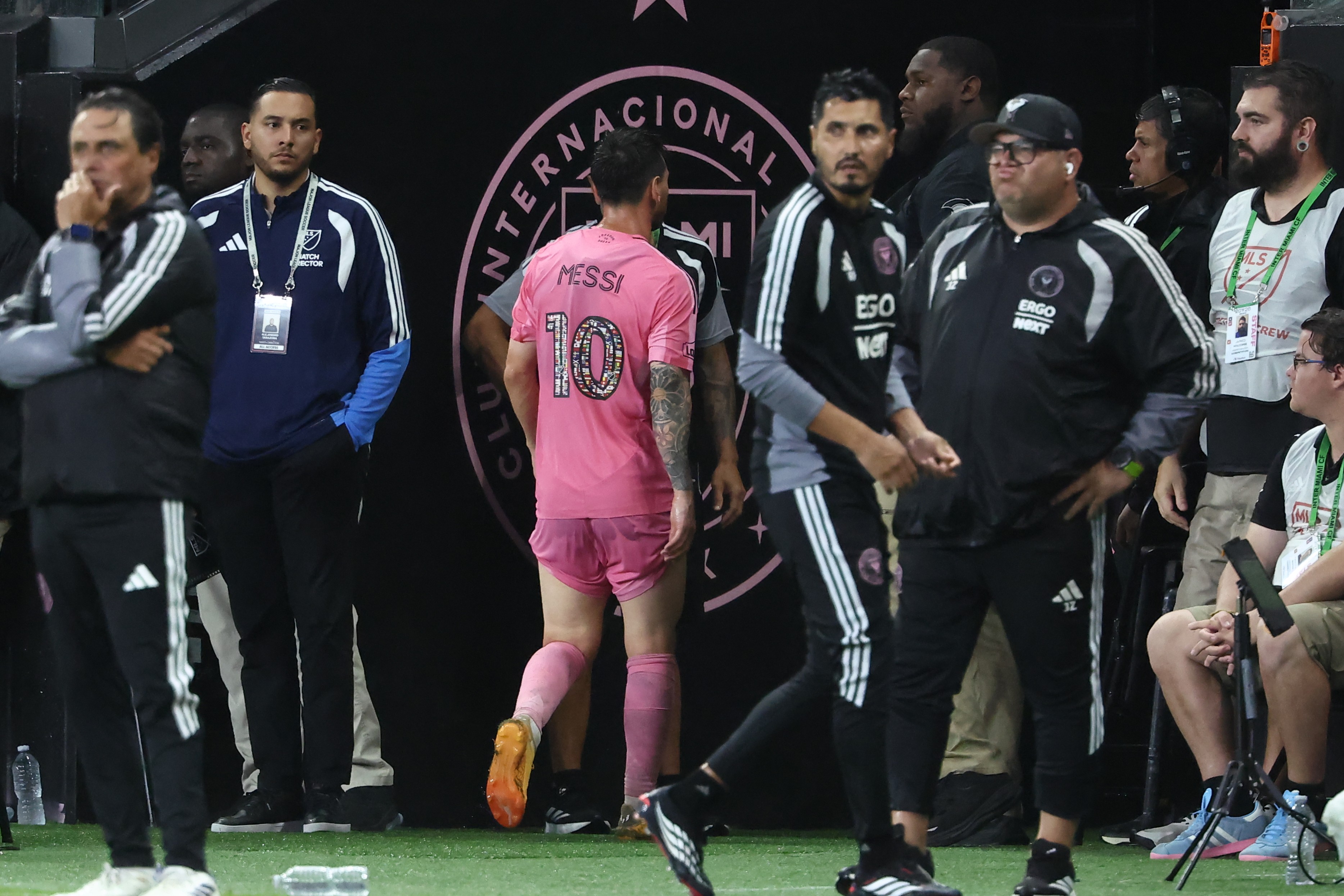 Messi deixa campo com dores, mas técnico do Inter Miami garante que foi apenas cansaço