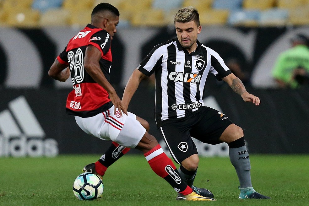 Berrío driblando Victor Luis em Flamengo x Botafogo pela Copa do Brasil de 2017.