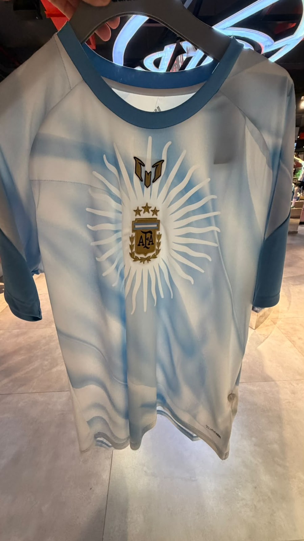 Camisa de treino para a despedida de Messi — Foto: Gustavo Garcia