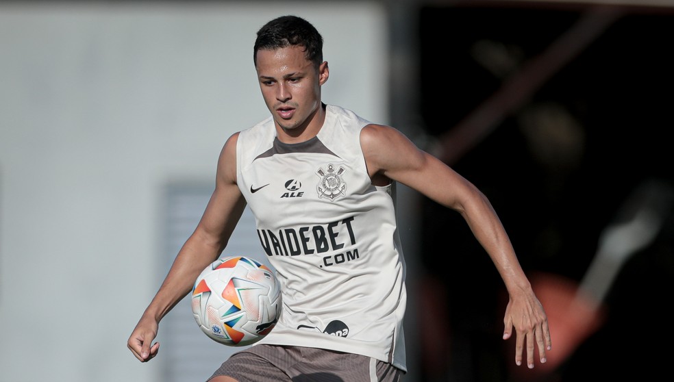 Matheus Araújo treina com bola que será utilizada na Copa Sul-Americana