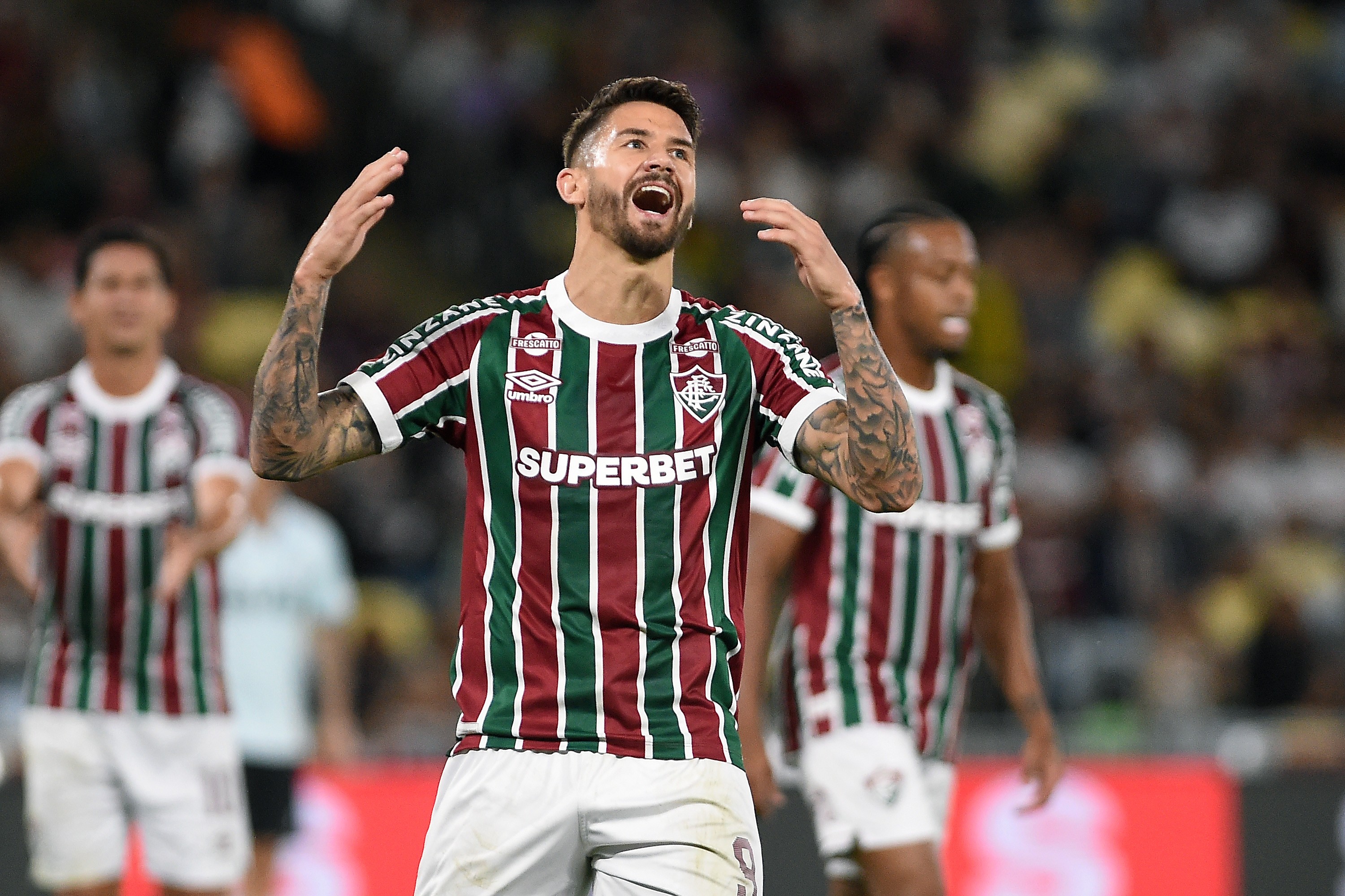 Athletico Avalia Interesse em Atacante Everaldo do Fluminense para Reforço no Setor Ofensivo