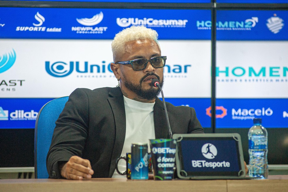 Roberto foi para a coletiva no "estilo europeu" — Foto: Augusto Oliveira/ASCOM CSA