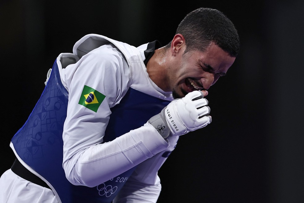 Edival Pontes, também conhecido como "Netinho”, emocionado ao ganhar a sétima medalha olímpica do esporte paraibano — Foto: REUTERS/Tingshu Wang