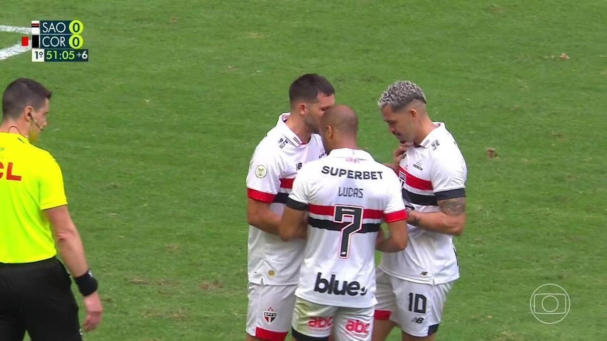PARCERIA! Luciano não bate pênalti, Calleri assume cobrança e incentiva Lucas a cobrar o pênalti