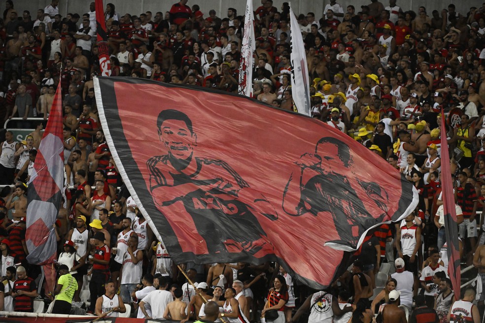 Bandeira da torcida do Flamengo contra o Botafogo — Foto: André Durão