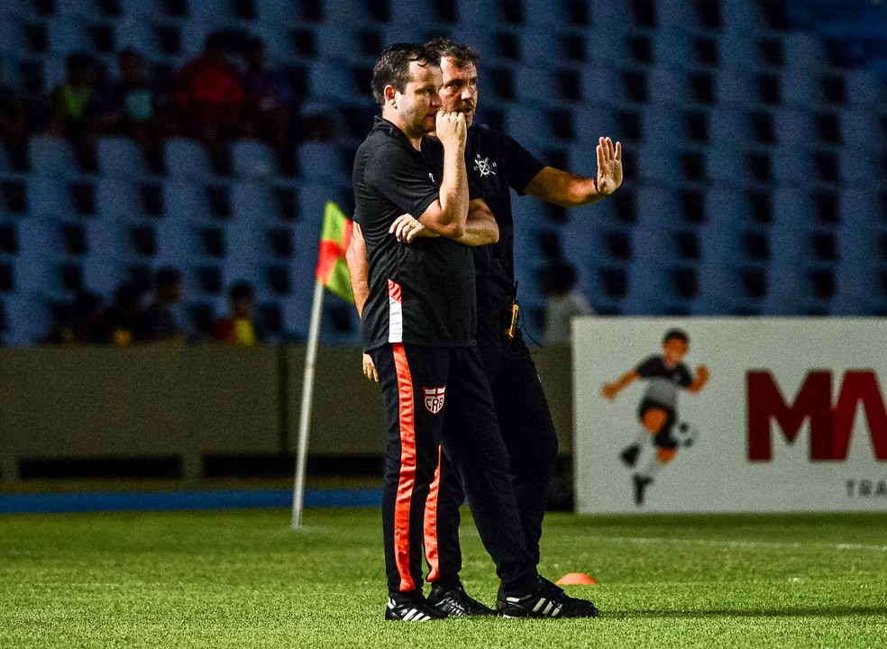 Daniel Paulista observa o jogo contra o Sampaio no Castelão — Foto: Rafa Peixe/ASCOM CRB