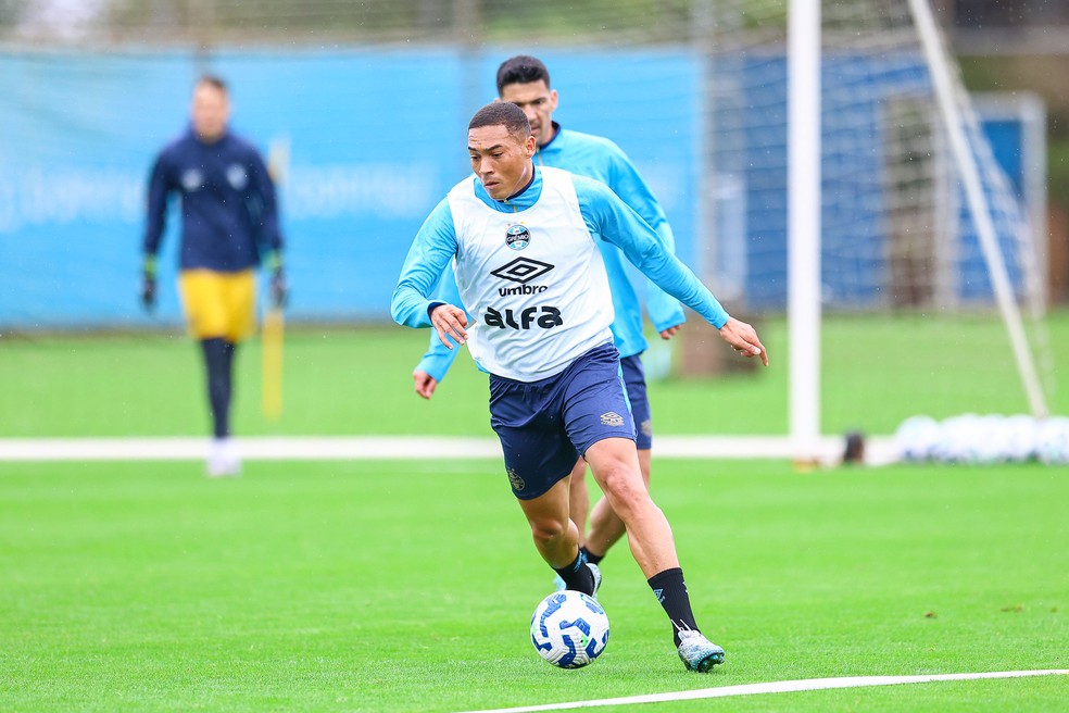 Carlos Vinícius e Balbuena em treino do Grêmio — Foto: Angelo Pieretti/Divulgação Grêmio