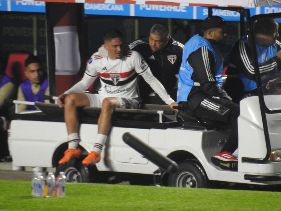 Pablo Maia deixa o gramado na maca — Foto: Eduardo Rodrigues