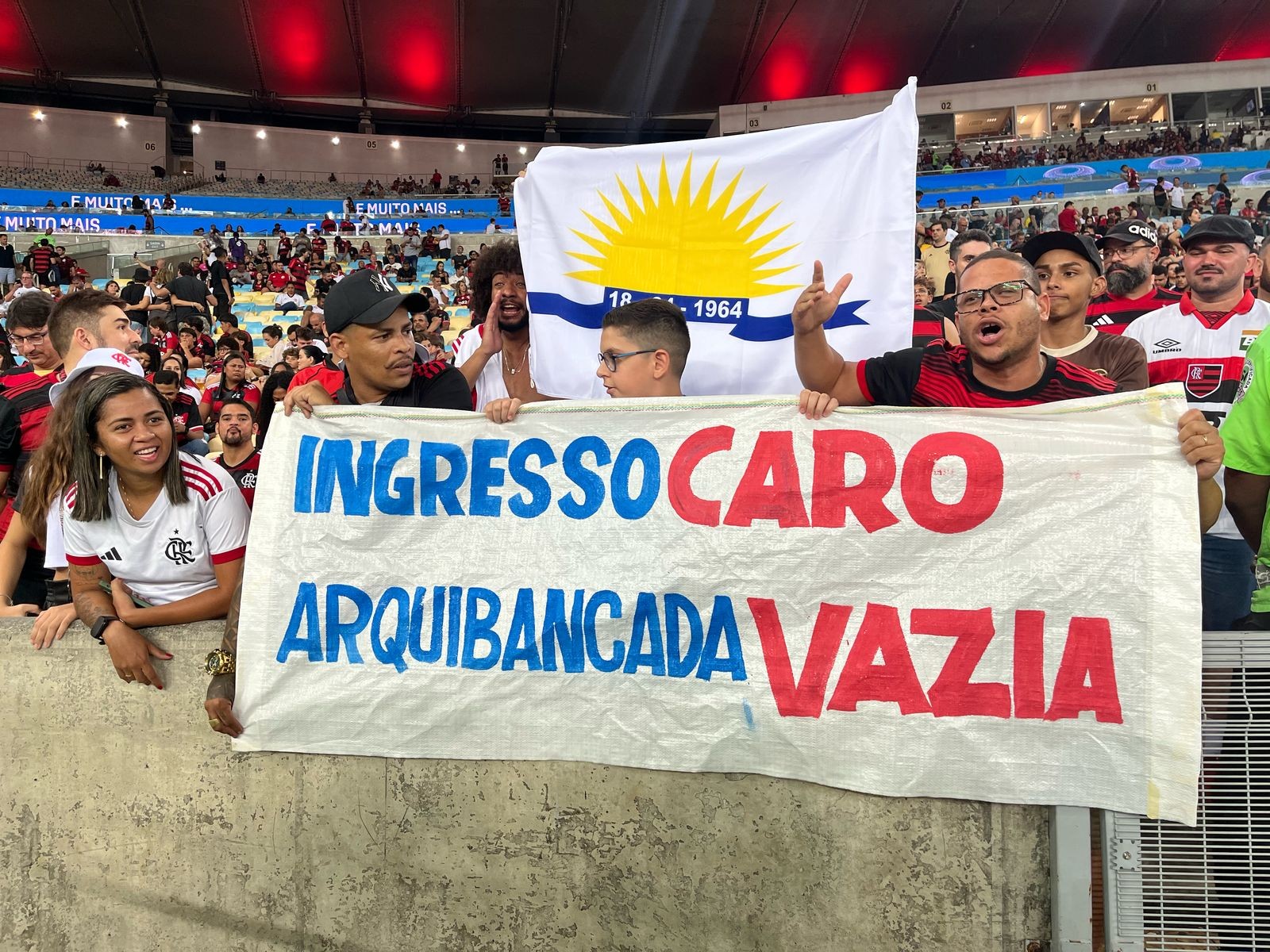 Torcida do Flamengo protesta contra preço dos ingressos e critica Bap
