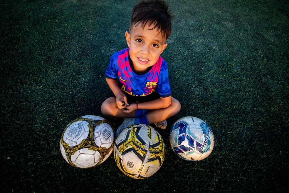 Atração na web por cobranças de falta, garoto de 5 anos é indicado para  prêmio da Globe Soccer Awards, vale do paraíba região