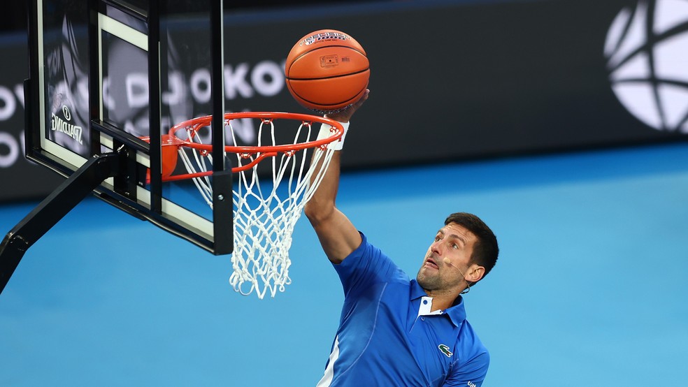 Djokovic se arrisca na ginástica, basquete e atletismo antes do Australian Open; veja | tênis | ge