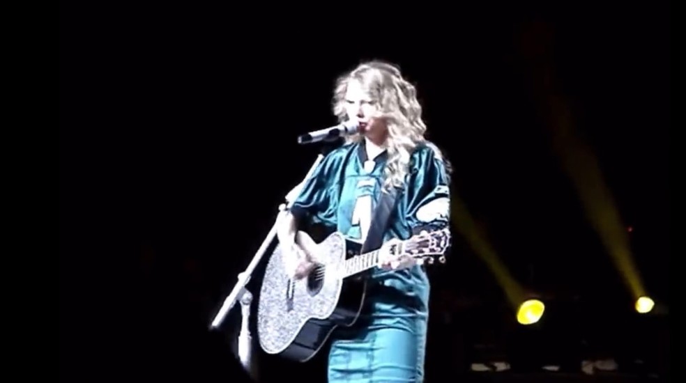 Taylor Swift usando uma camisa dos Eagles em show — Foto: Reprodução