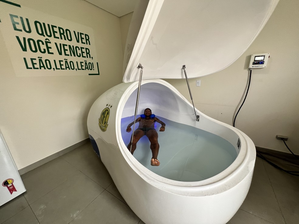 Volante Rodrigo Andrade faz sessão na câmara de flutuação do Mirassol — Foto: Arcílio Neto