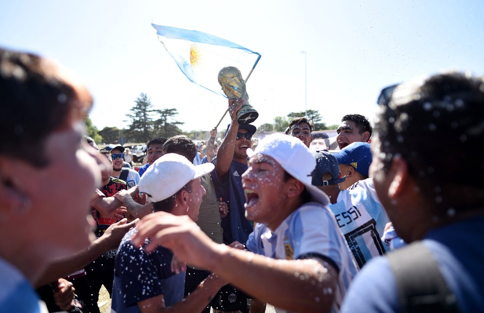Torcida da Argentina celebra no Obelisco a festa do tri da Copa do Mundo, em 2022 — Foto: REUTERS/Martin Villar