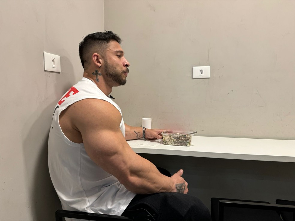 Ramon Dino em refeição pré-treino — Foto: Emilio Botta