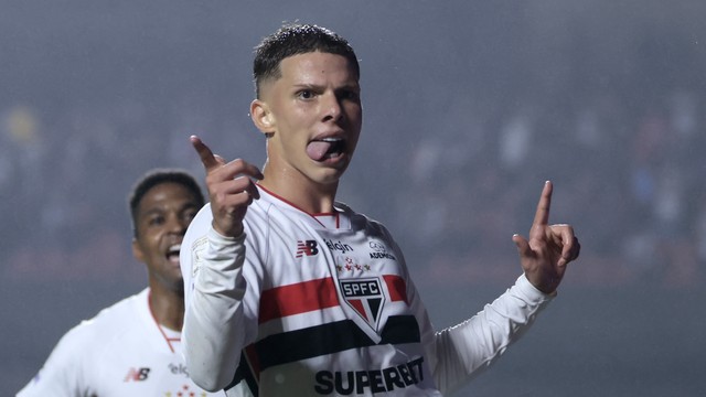 Gustavo Santana comemora gol que acabou anulado