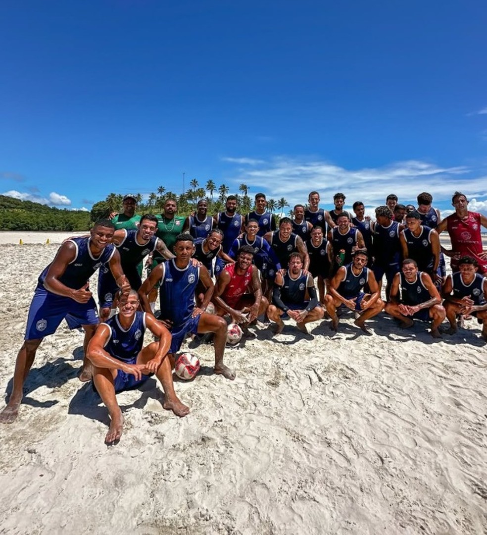 Elenco do Barcelona de Ilhéus em preparação na areia — Foto: Barcelona de Ilhéus