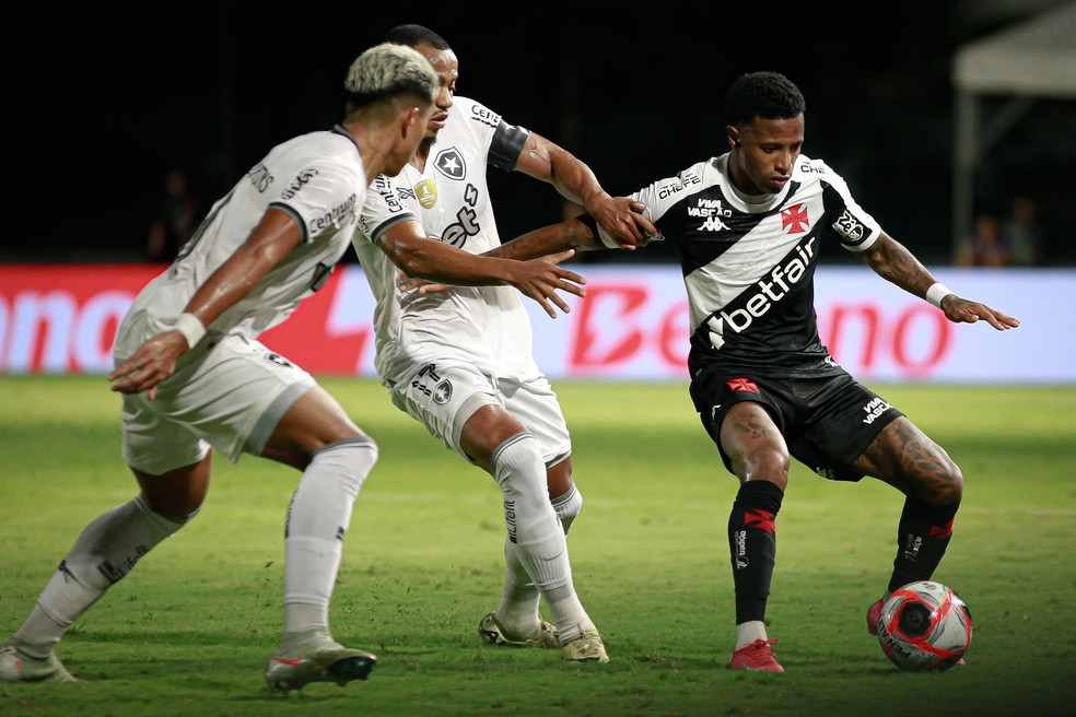 Tchê Tchê em ação em Vasco x Botafogo — Foto: Matheus Lima/Vasco