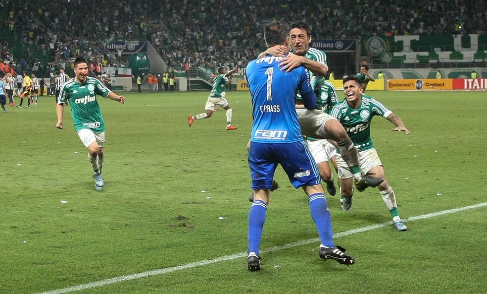 Jogadores do Palmeiras correm para abraçar Fernando Prass na conquista da Copa do Brasil de 2015 — Foto: Cesar Greco