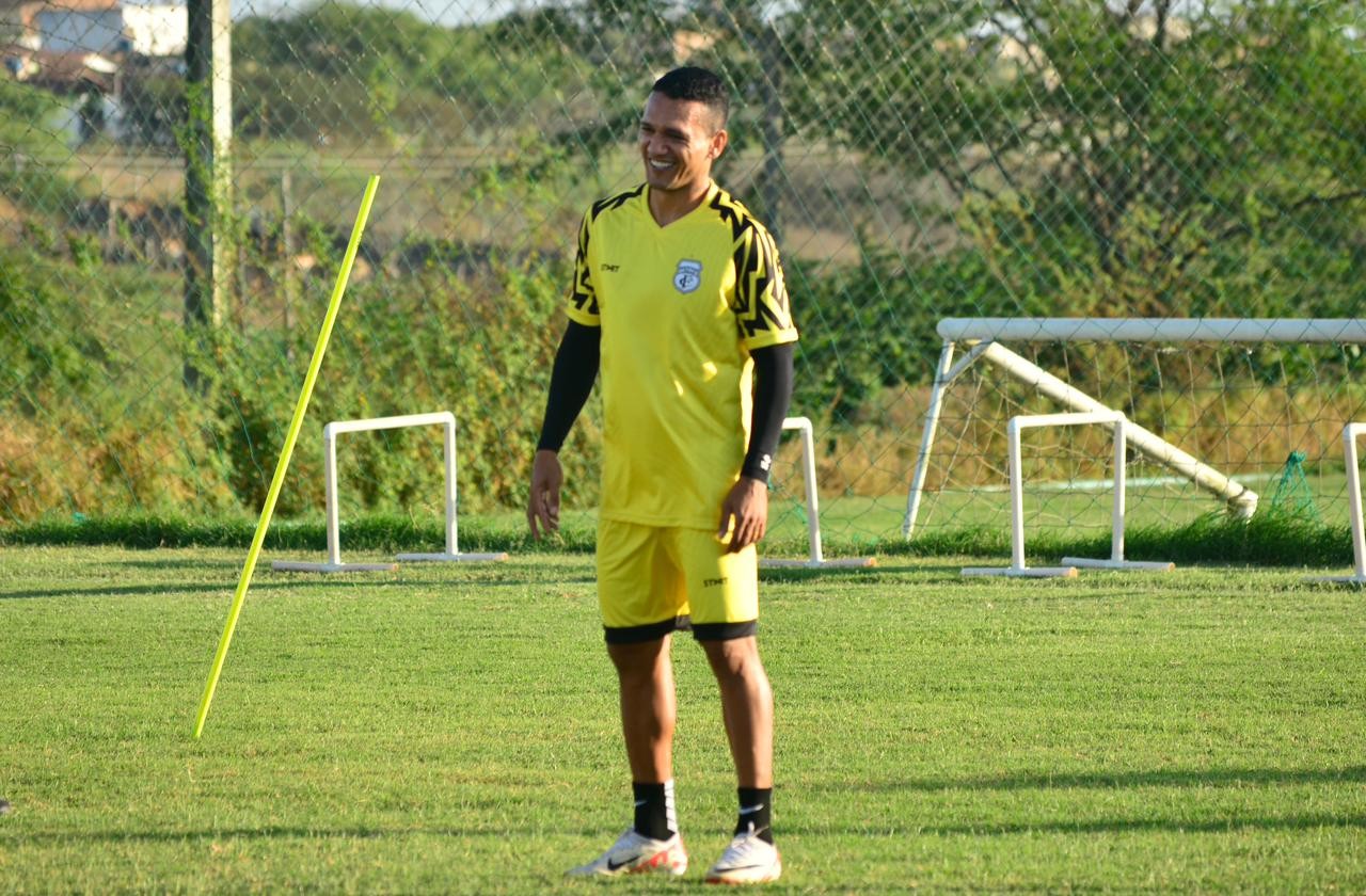Thiago Alagoano comemorando um gol pelo Treze