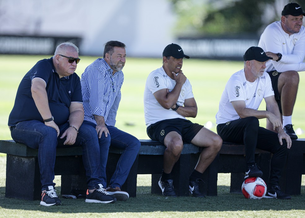 Rubão, Augusto Melo e Mano Menezes acompanham treino do Corinthians — Foto: Rodrigo Coca/Agência Corinthians