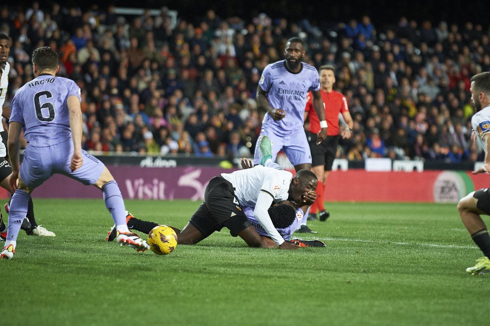 Diakhaby sofre lesão grave no joelho em choque com Tchouaméni, em Valencia x Real Madrid, pela La Liga — Foto: Vicente Vidal Fernandez/SOPA Images/LightRocket via Getty Images