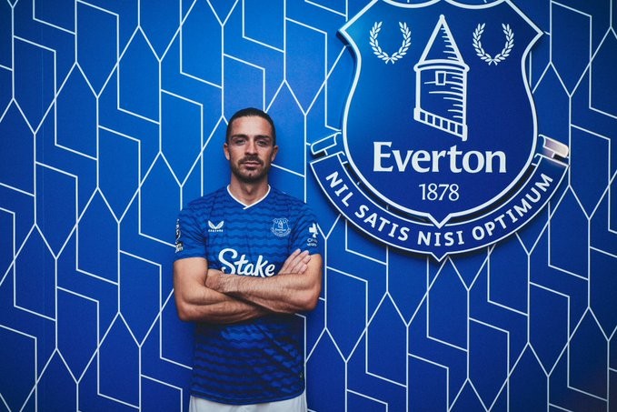 Everton anuncia contratação de Grealish por empréstimo