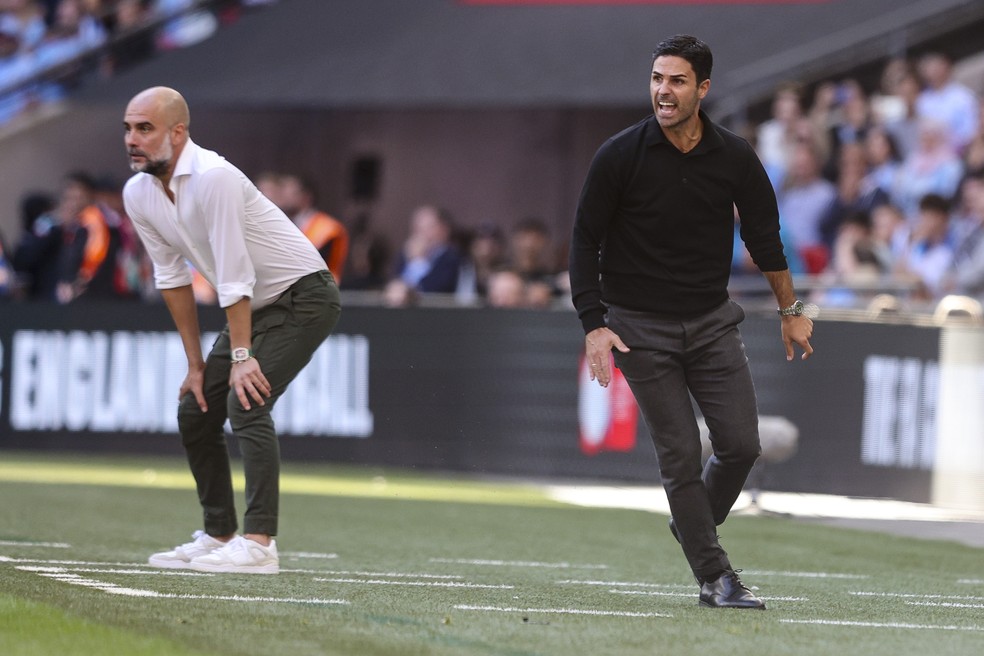 Guardiola e Arteta à beira de campo durante um duelo entre Manchester City e Arsenal — Foto: Getty Images