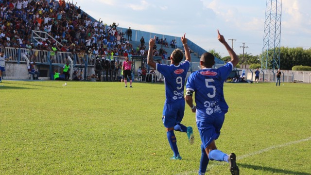 Jogadores do Oeirense comemoram gol da vitória sobre o Parnahyba