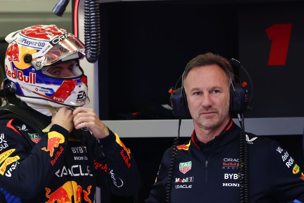 Max Verstappen e Christian Horner, chefe da RBR, conversam no GP do Bahrein da F1 em 2024 — Foto: Jakub Porzycki/NurPhoto via Getty Images
