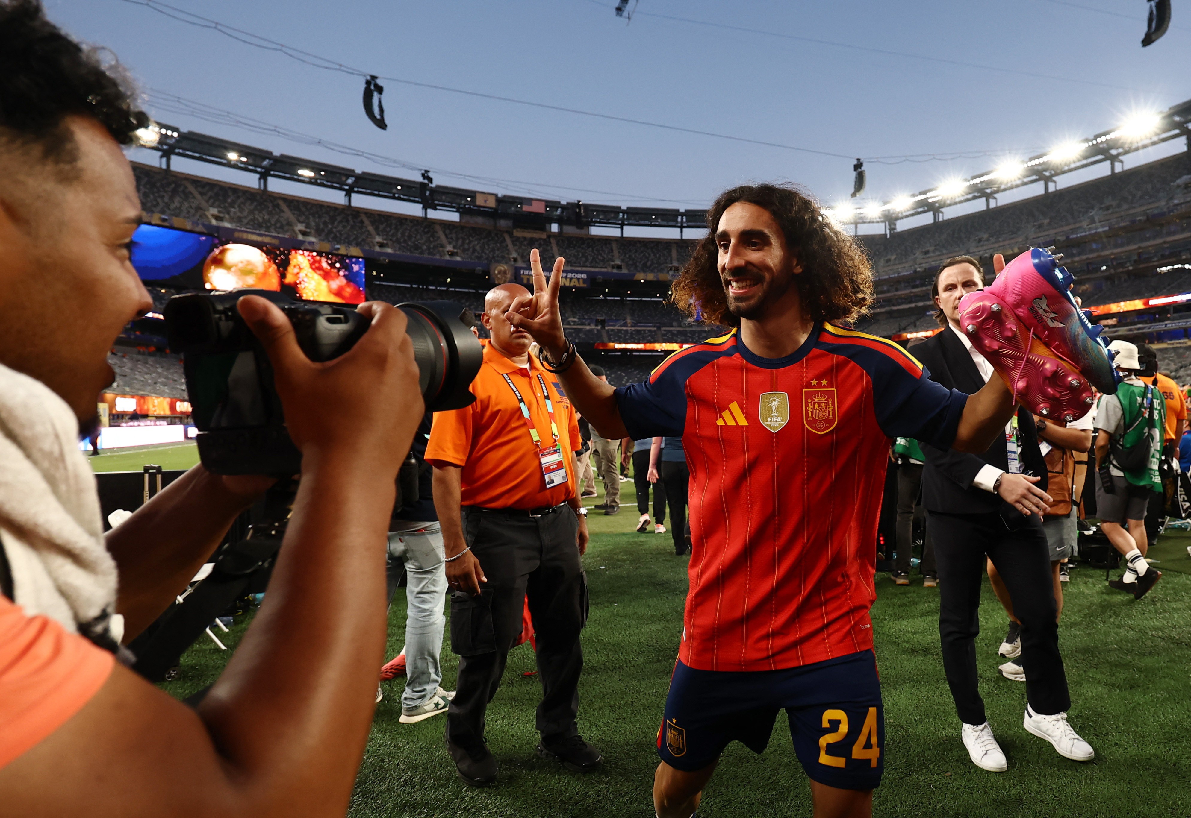 Cucurella promete tatuar rosto do técnico após conquista da Copa do Mundo