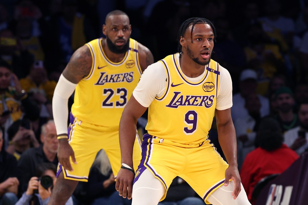 Lebron James e Bronny em ação pelos Lakers — Foto: Getty Images