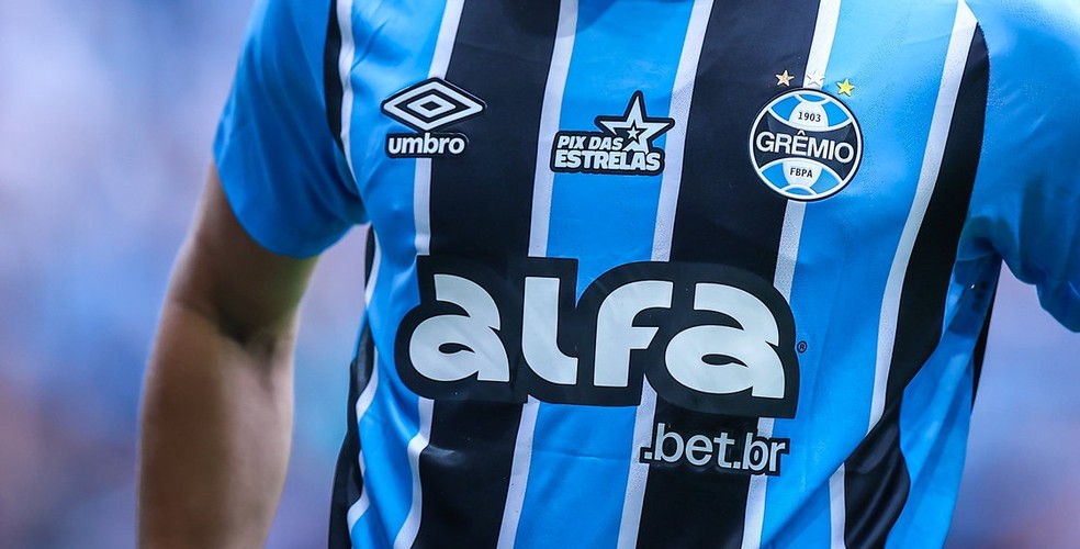 Pix das Estrelas seguia na camisa do Grêmio na partida contra o Juventude, neste domingo — Foto: Lucas Uebel / Grêmio Divulgação