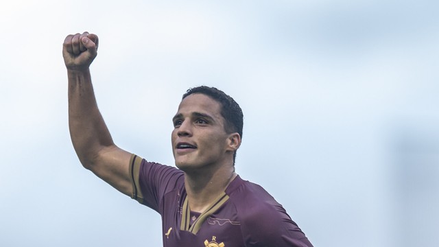 Thiaguinho comemora gol contra o Goiás