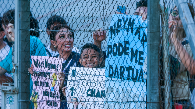 Torcedores no Alfredo Jaconi com mensagens para Neymar