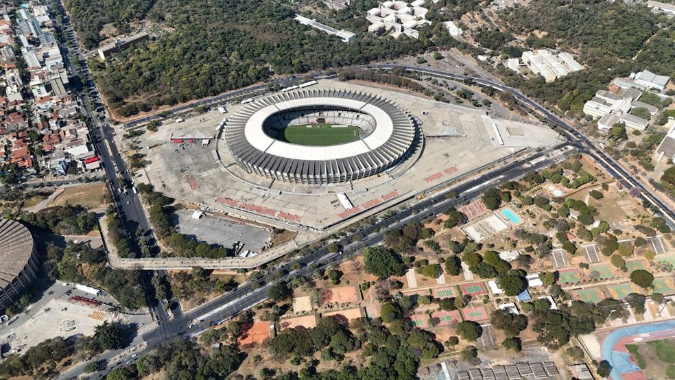 Visão aérea do Estádio do Mineirão com a esplanada — Foto: Reprodução