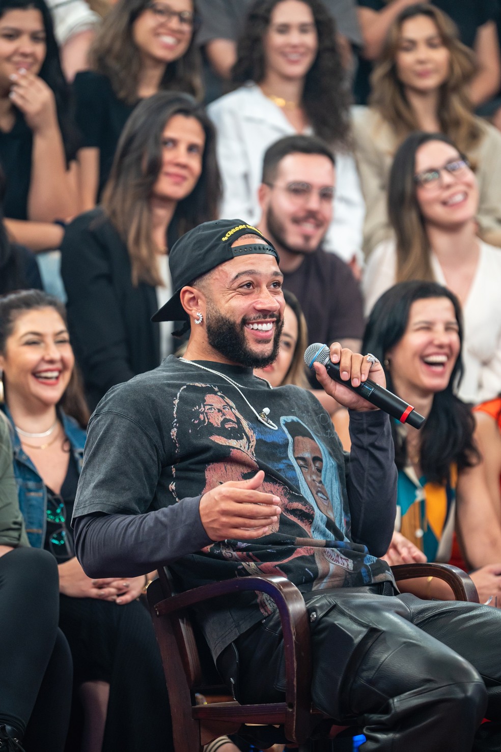 Memphis Depay em participação no programa Altas Horas — Foto: Toscani Dohou/ TV Globo