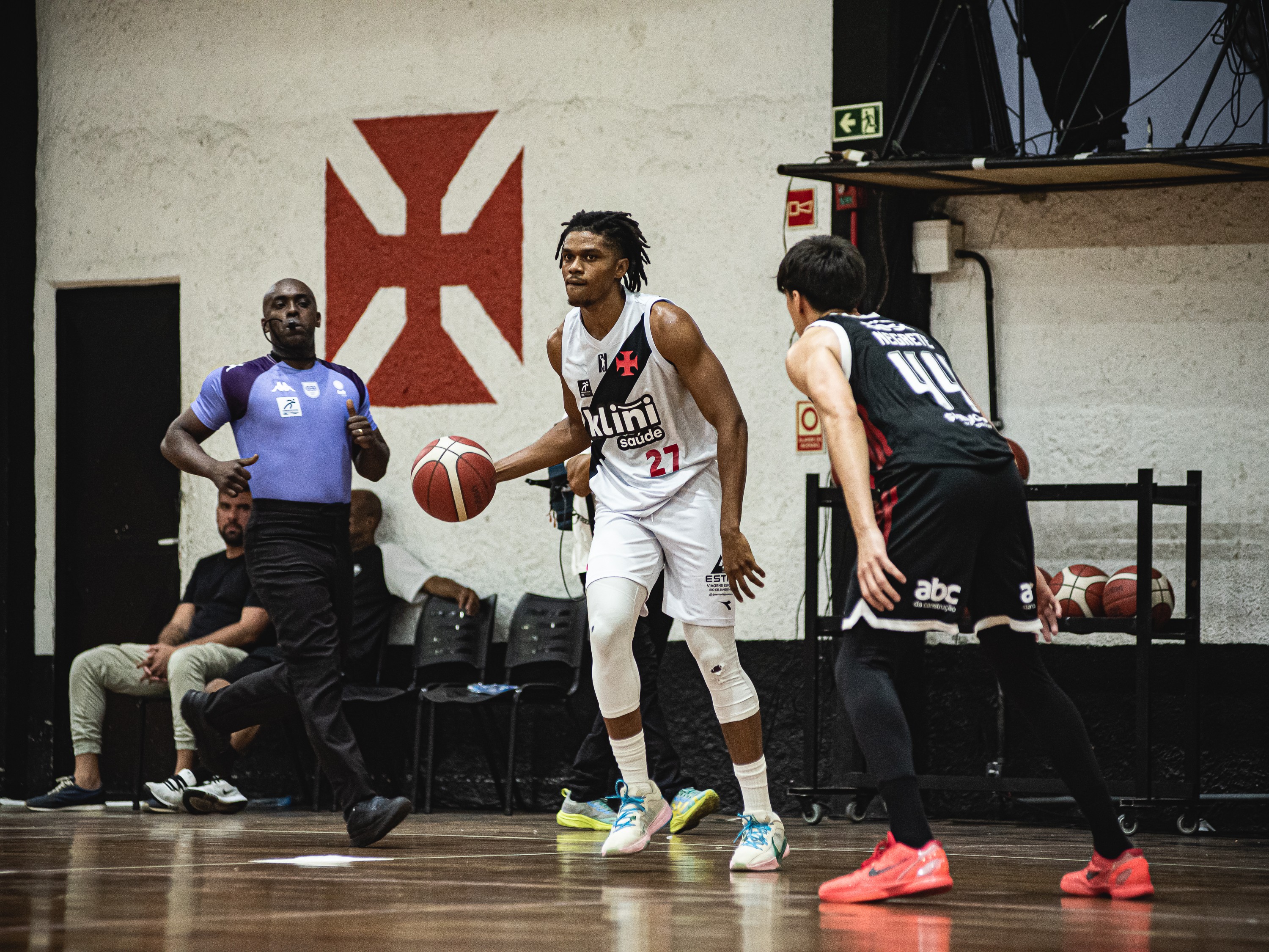 Flamengo triunfa em São Januário e deixa Vasco na lanterna do NBB, intensificando a crise do rival