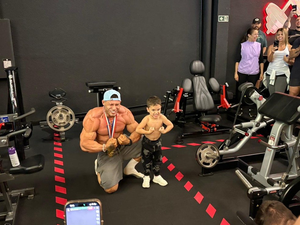 Ramon Dino posa ao lado do filho Ravi, de 4 anos — Foto: Wesley Felix