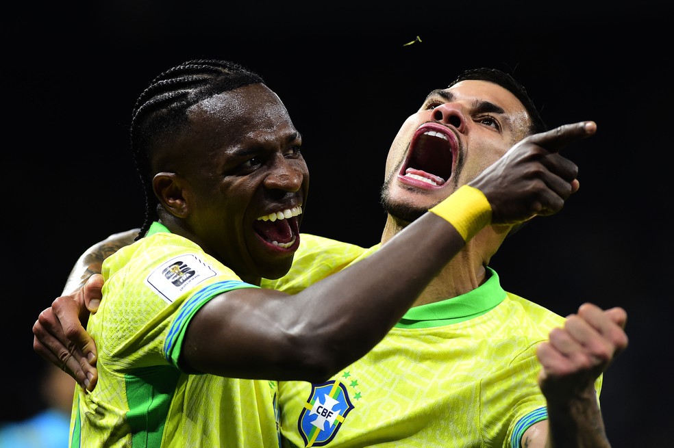 Vini e Bruno Guimarães - Brasil x Paraguai - Eliminatórias Sul-Americanas para a Copa do Mundo 2026 — Foto: Marcos Ribolli