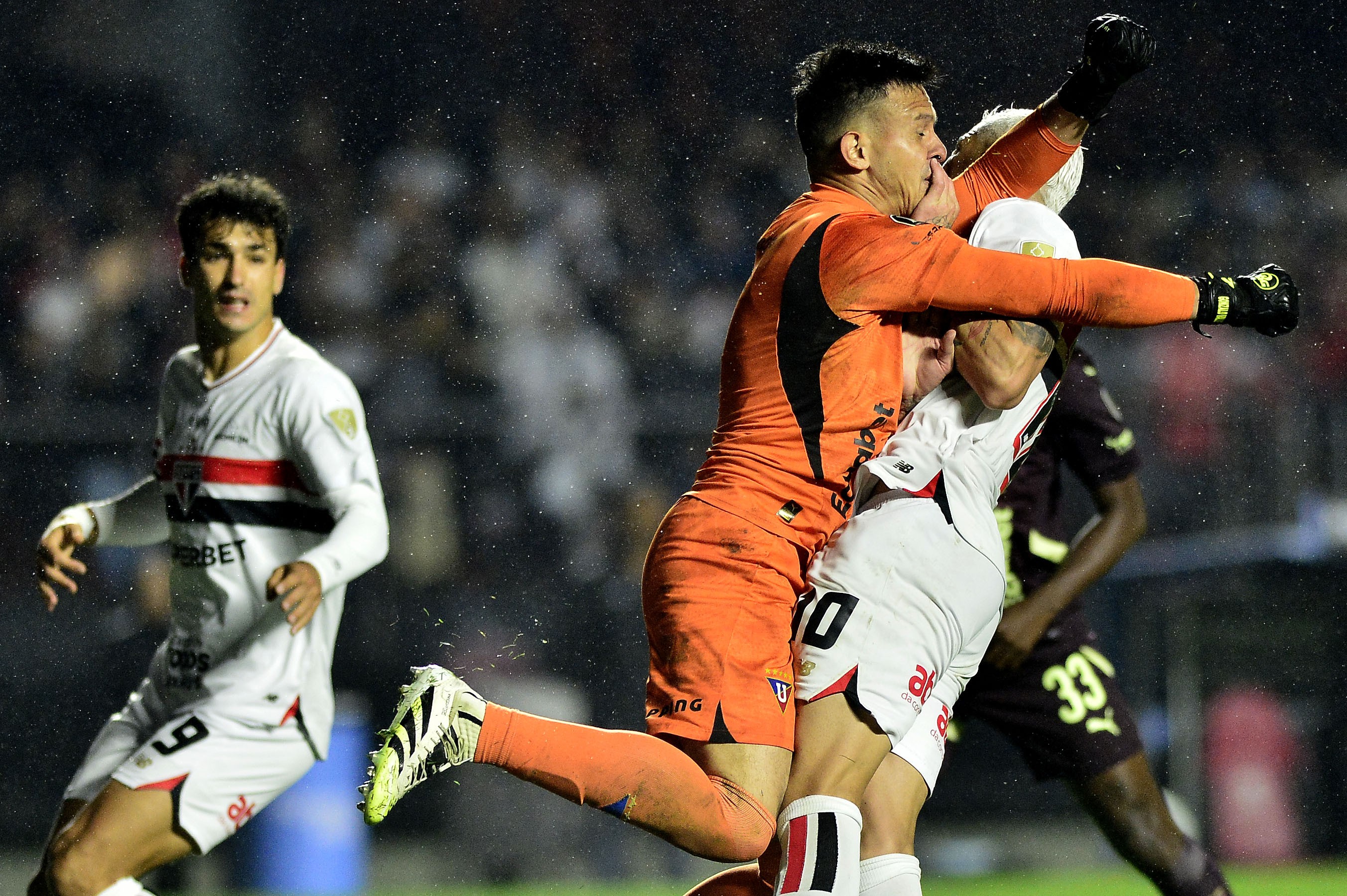 LDU sofre com grave lesão de goleiro às vésperas de decisão crucial contra o Palmeiras