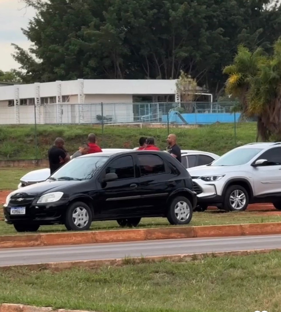 Departamento de futebol do Flamengo conversa com torcedor que subiu o drone — Foto: Reprodução
