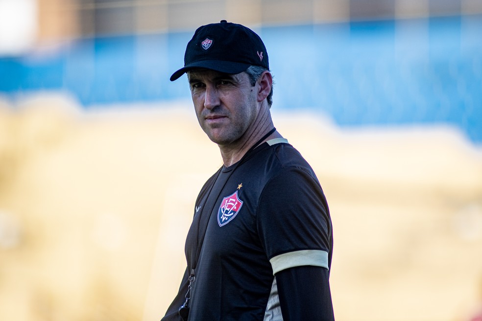 Léo Condé em treino do Vitória — Foto: Victor Ferreira / EC Vitória