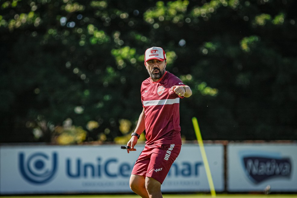 Luizinho Lopes, técnico do Vila Nova — Foto: Roberto Corrêa/VNFC
