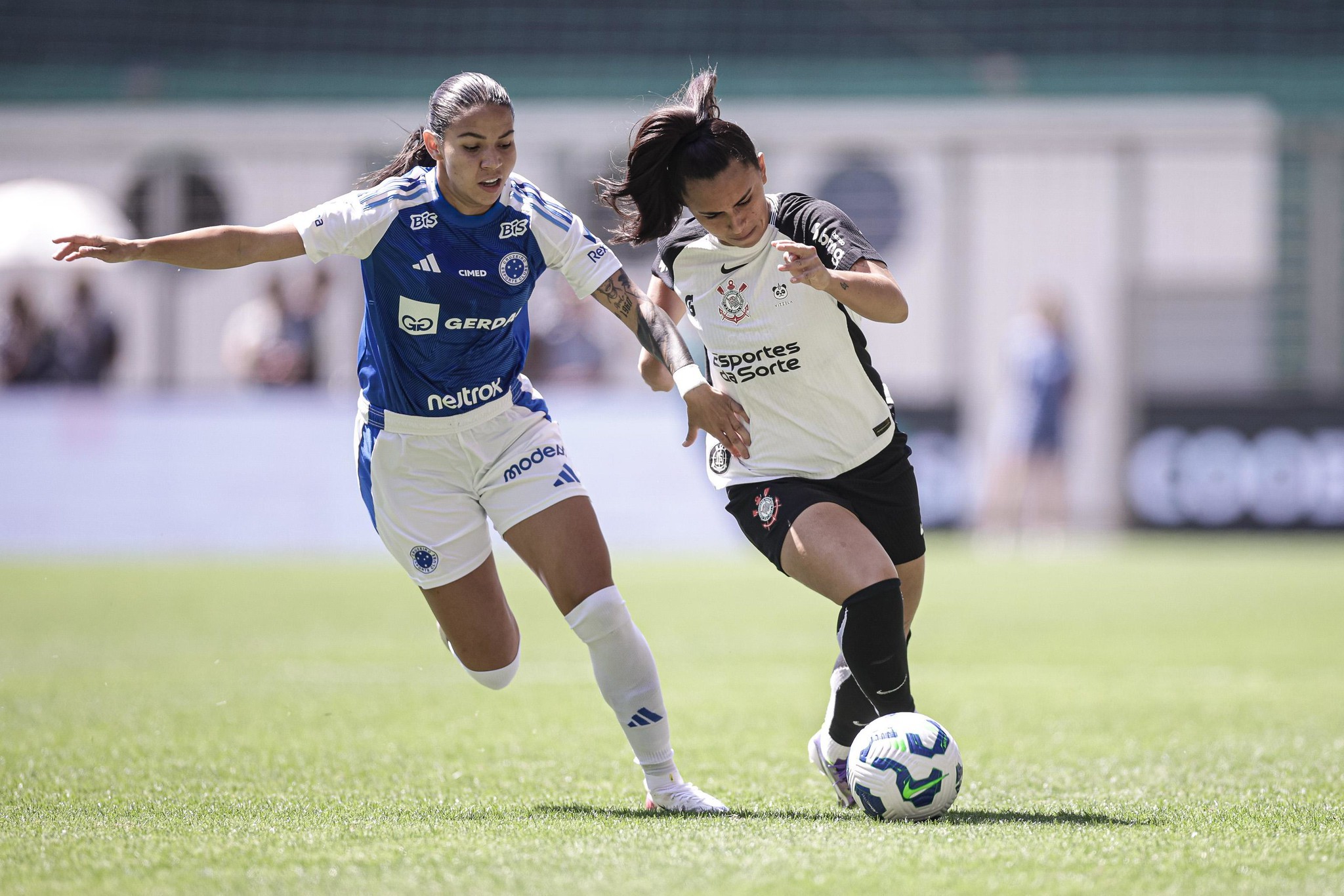 Jogadoras de Cruzeiro e Corinthians protestam contra falhas do VAR na final