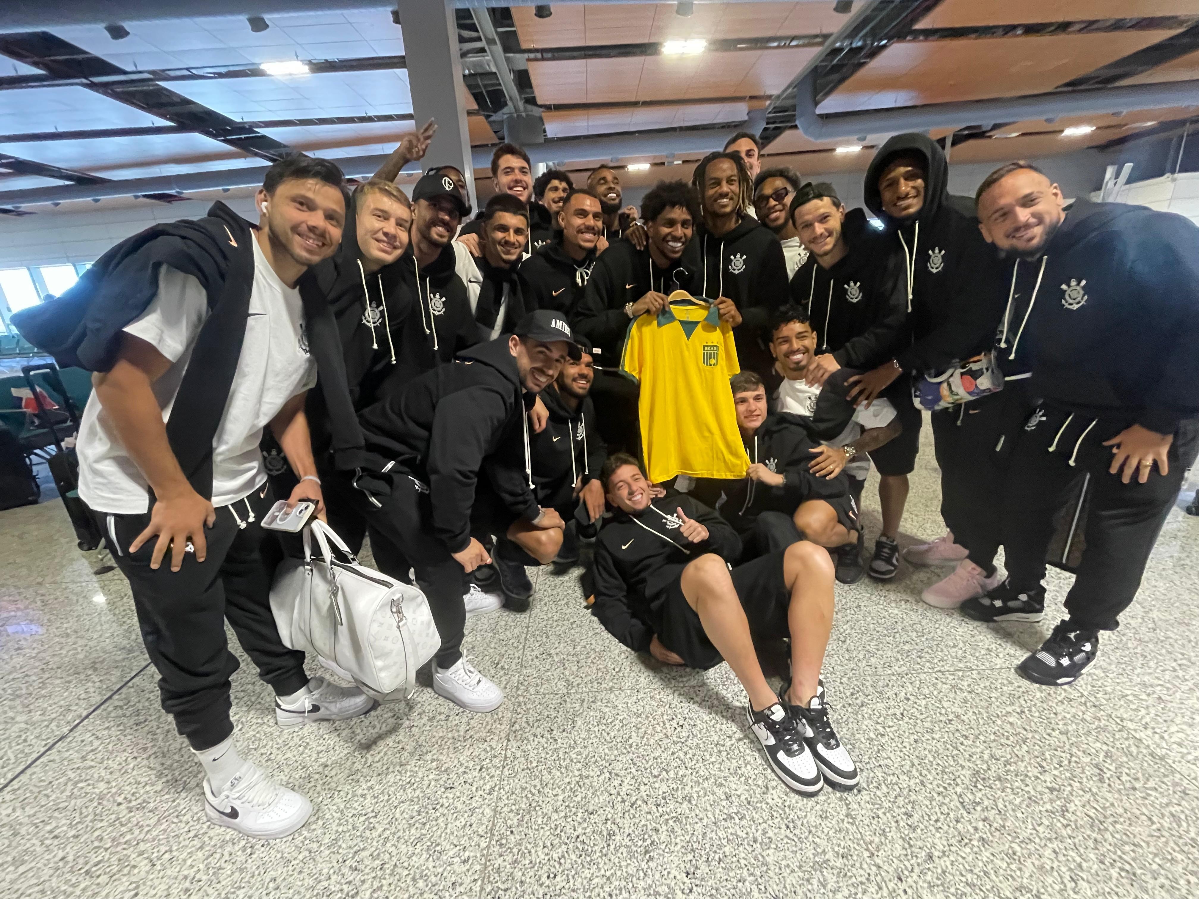 Hugo Souza retorna à Seleção e é celebrado pelo elenco do Corinthians.
