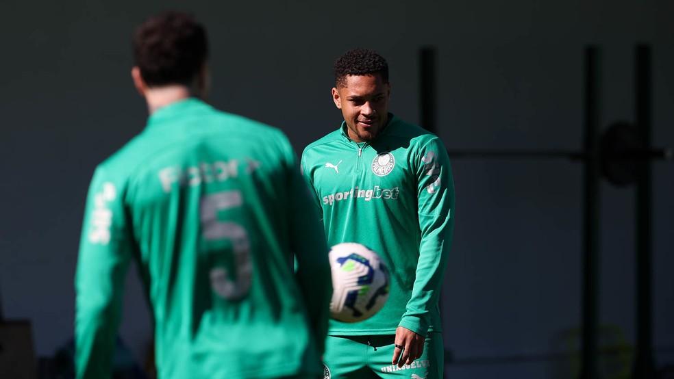 Vitor Roque durante treino do Palmeiras na Academia de Futebol — Foto: Cesar Greco