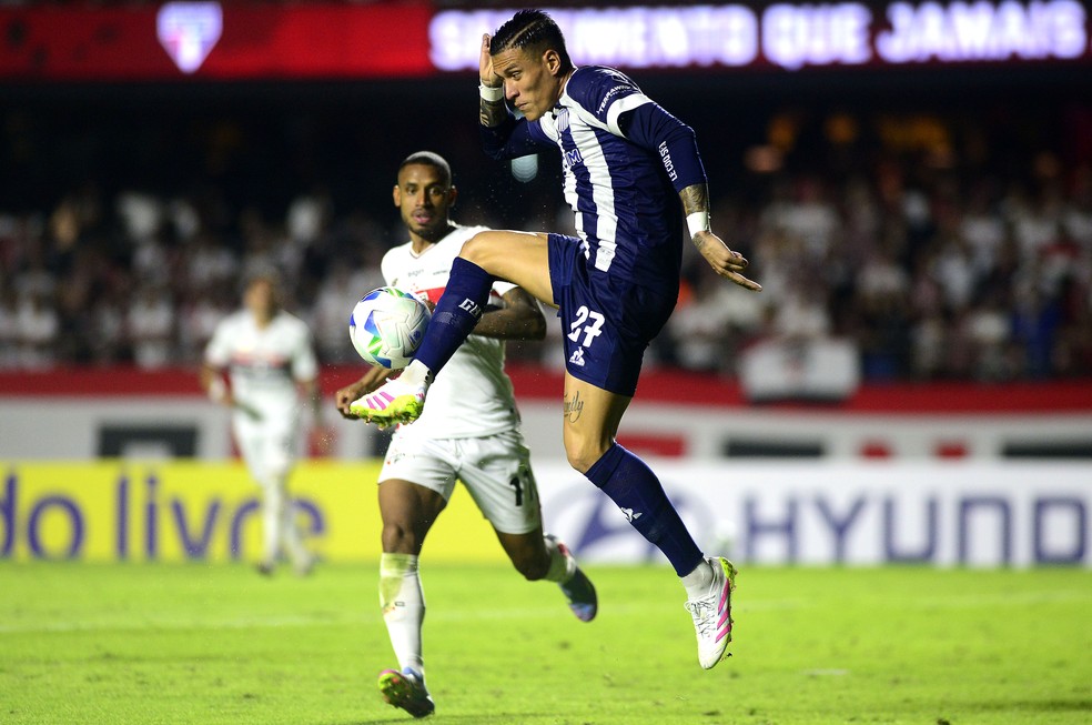 Portilla, do Talleres, domina bola em jogo contra São Paulo na Libertadores — Foto: Marcos Ribolli