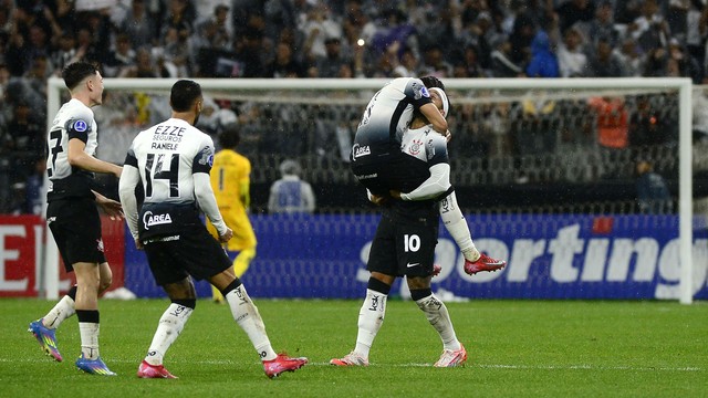 Romero comemora o gol do Corinthians com Memphis